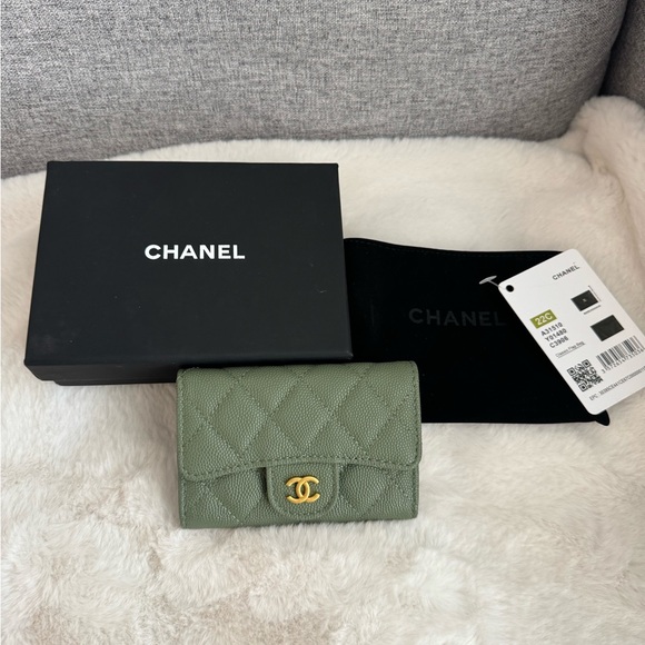 Brand New Green Cardholder Wallet - Received as Gift ❌ Not the Brand Likely! - Picture 1 of 6